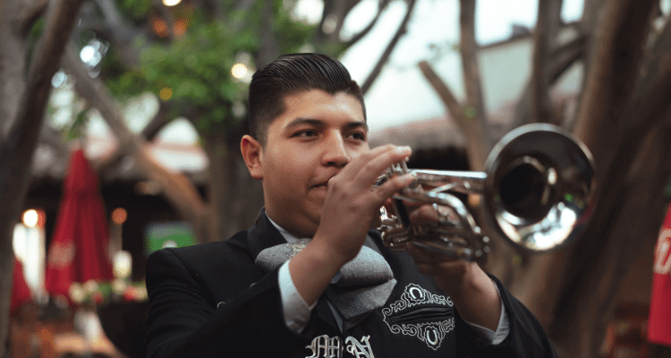 mariachi Juvenil toca la trompeta