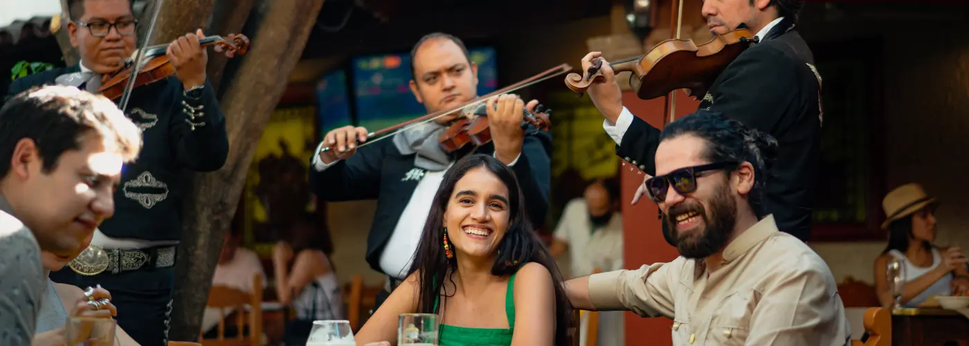 Grupo de MariachiS en Bogotá tocando en la calle